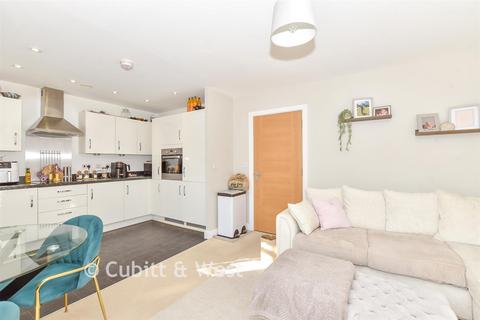 2 bedroom flat for sale, Horndean, Waterlooville, Hampshire