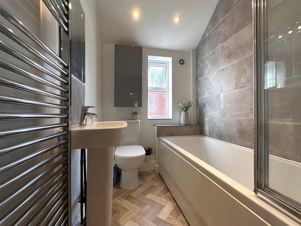 Attractive Modern Bathroom 246