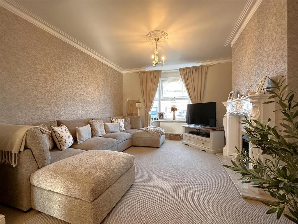 Bay-Fronted Lounge 276