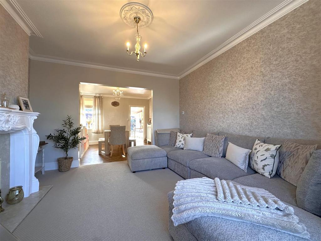 Lounge Into Dining Room 285