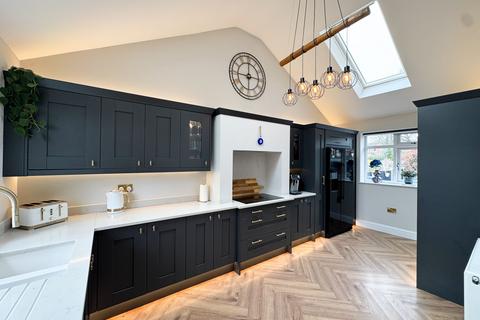 4 bedroom detached house for sale, High Road, Worksop S81