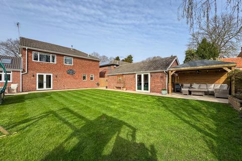 4 bedroom detached house for sale, High Road, Worksop S81