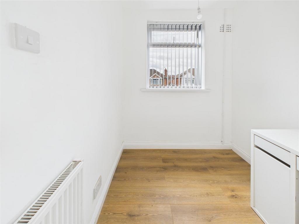 Bright compact room with wooden floor...