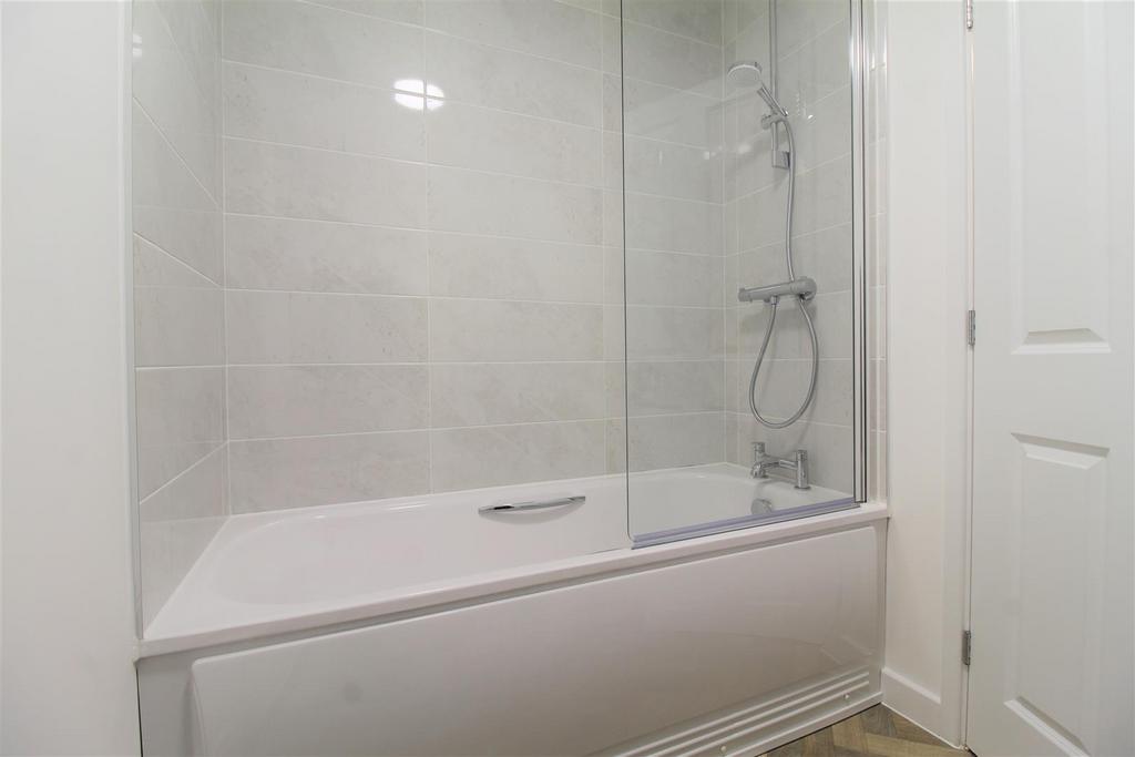 8 Bathroom (2).JPG
