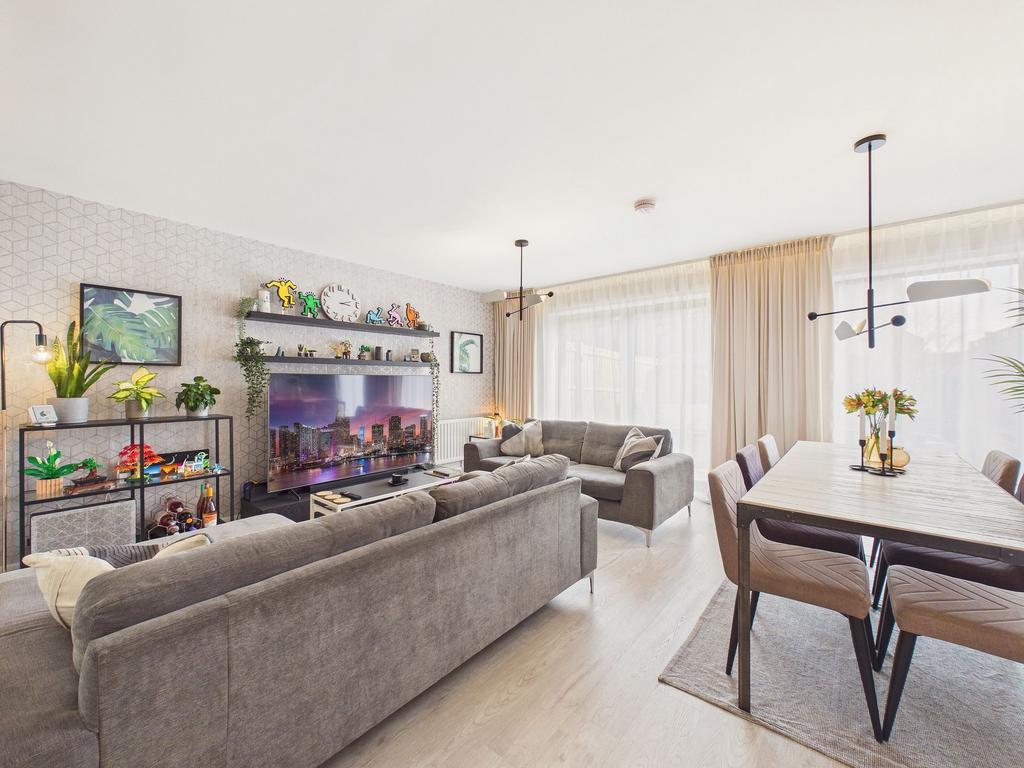 Lounge/Dining Area