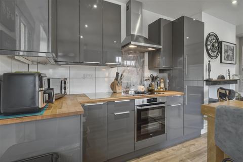3 bedroom end of terrace house for sale, Belmont Grove, Leeds LS19