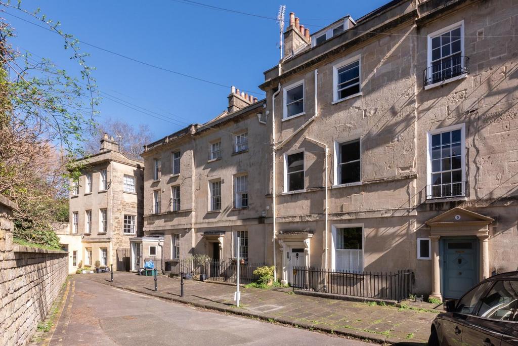 First Floor Flat, 6 Ainslies Belvedere, Bath, BA1