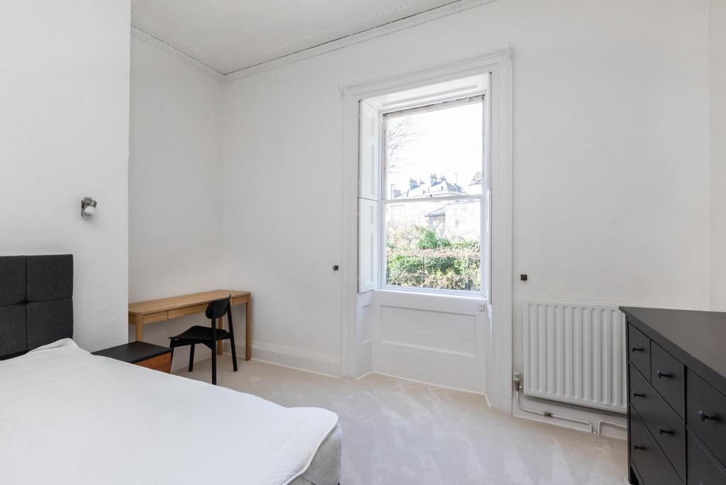 First Floor Flat, 6 Ainslies Belvedere, Bath, BA1