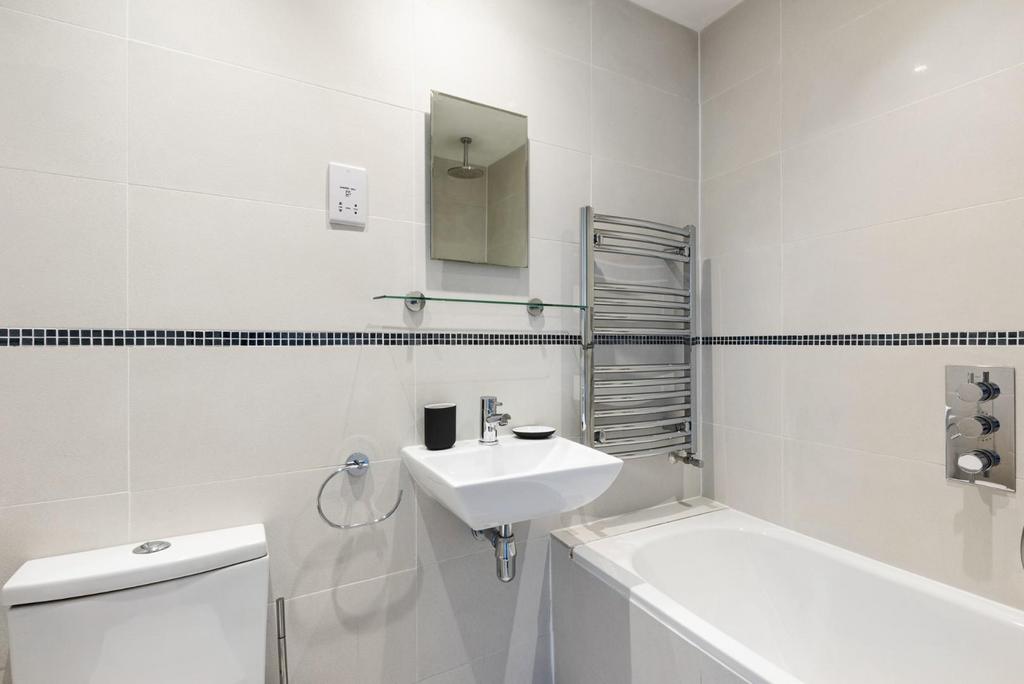 First Floor Flat, 6 Ainslies Belvedere, Bath, BA1