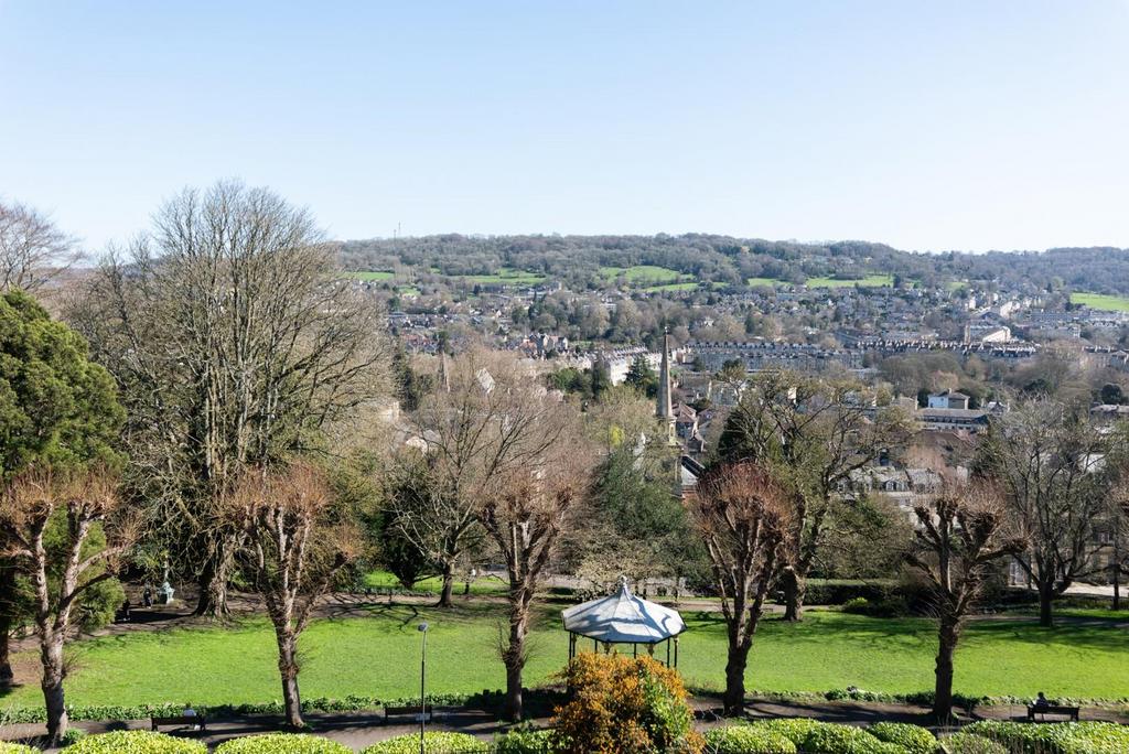First Floor Flat, 6 Ainslies Belvedere, Bath, BA1
