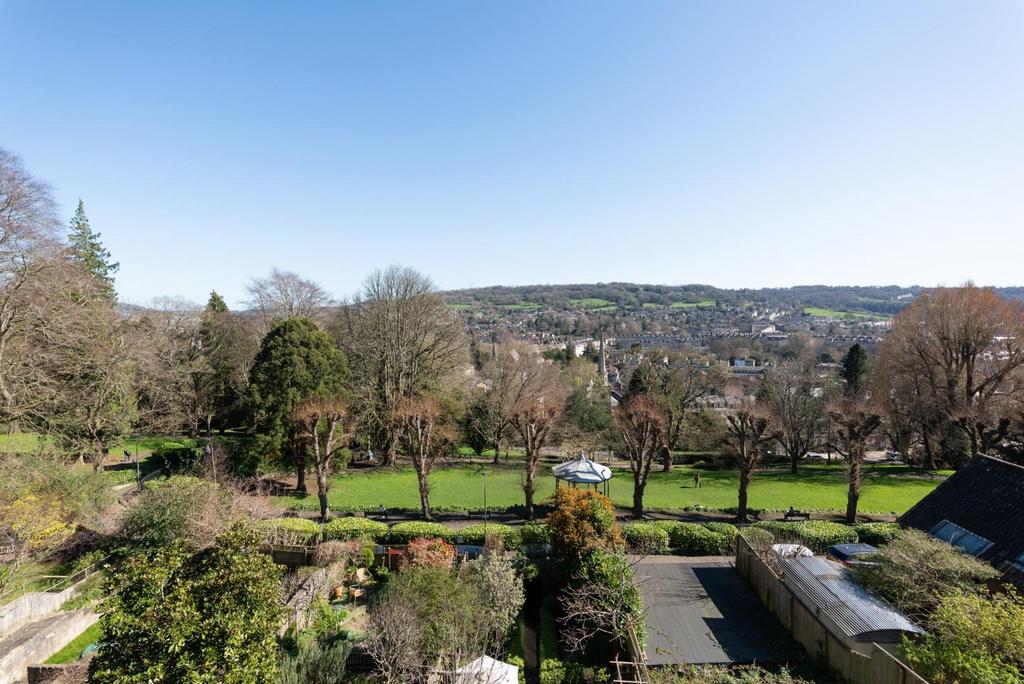 First Floor Flat, 6 Ainslies Belvedere, Bath, BA1