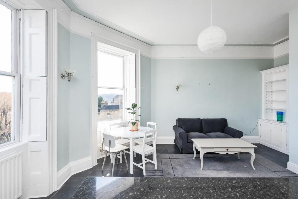 First Floor Flat, 6 Ainslies Belvedere, Bath, BA1
