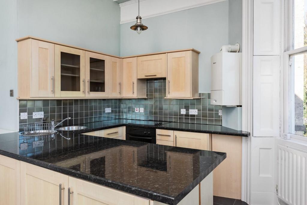 First Floor Flat, 6 Ainslies Belvedere, Bath, BA1