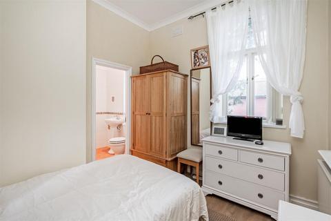 undefined, 3 Catherines Close, Catherine-De-Barnes