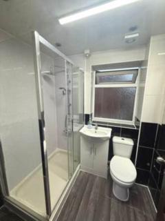 2 bedroom end of terrace house to rent, Barnes Avenue, Southall