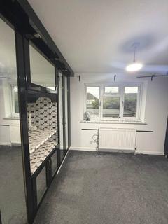 2 bedroom end of terrace house to rent, Barnes Avenue, Southall