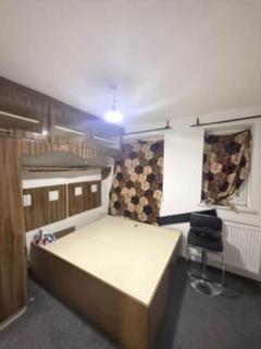 2 bedroom end of terrace house to rent, Barnes Avenue, Southall
