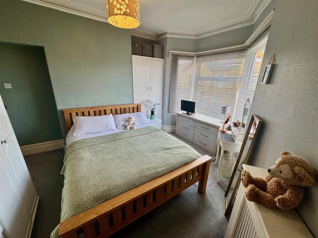 Bedroom 1b.jpg