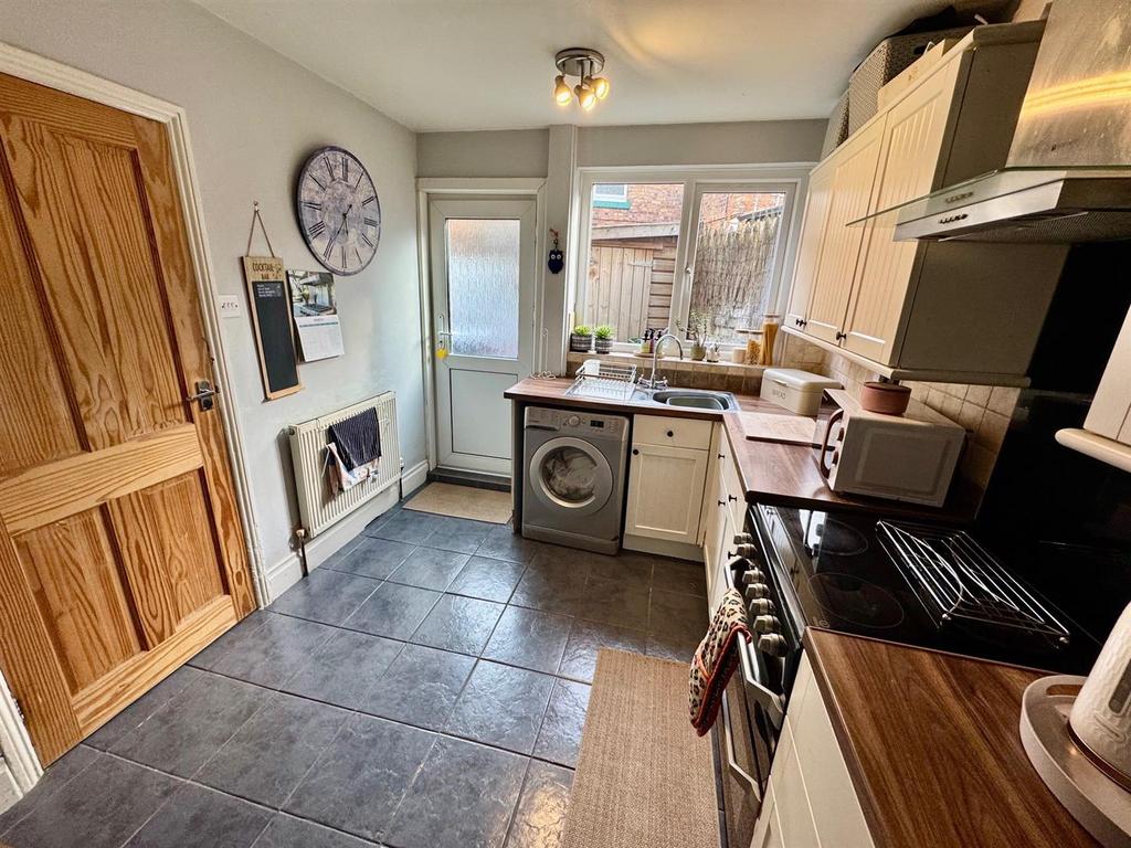Kitchen 2.jpg