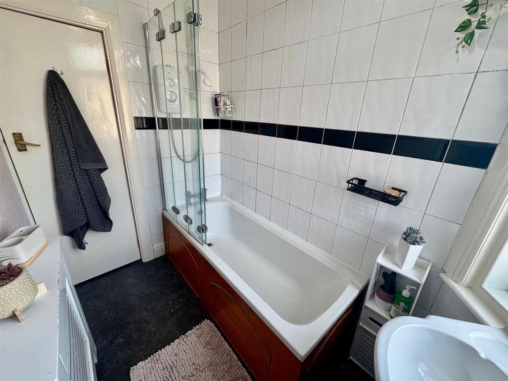 Bathroom 2.jpg