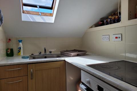 2 bedroom flat to rent, Hale Road, Farnham, GU9