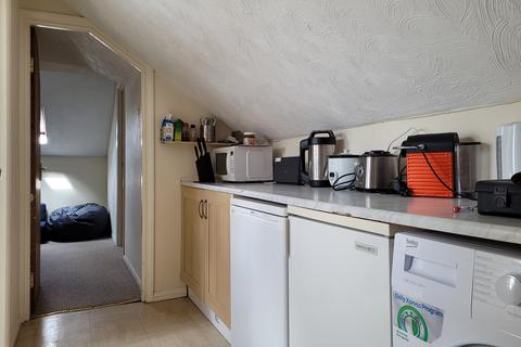 2 bedroom flat to rent, Hale Road, Farnham, GU9