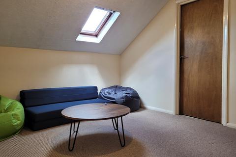 2 bedroom flat to rent, Hale Road, Farnham, GU9