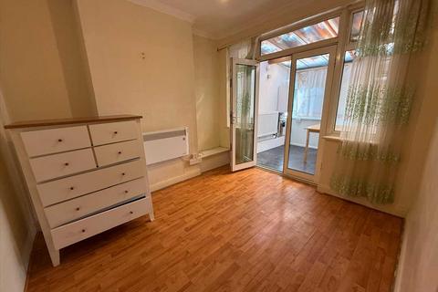3 bedroom terraced house for sale, De Havilland Road, Edgware, HA8