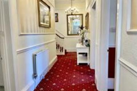 Guest house for sale, Freehold 7 Bedroom Guest House Located In Torquay, Devon