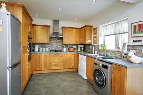 2 bedroom detached bungalow for sale, Moor Top Avenue, Pontefract WF7