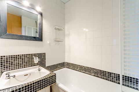 1 bedroom flat to rent, Tunworth Crescent, Roehampton, London, SW15