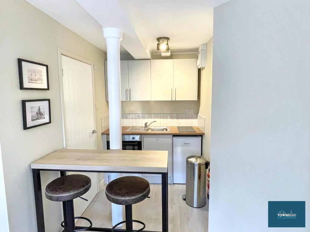 Studio Kitchen 2.jpg