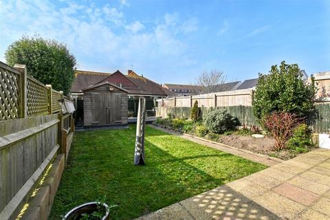 3 bedroom end of terrace house for sale, Queens Road, Eastbourne