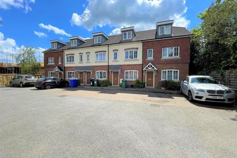 4 bedroom end of terrace house for sale, Kensington Place, Farnborough GU14