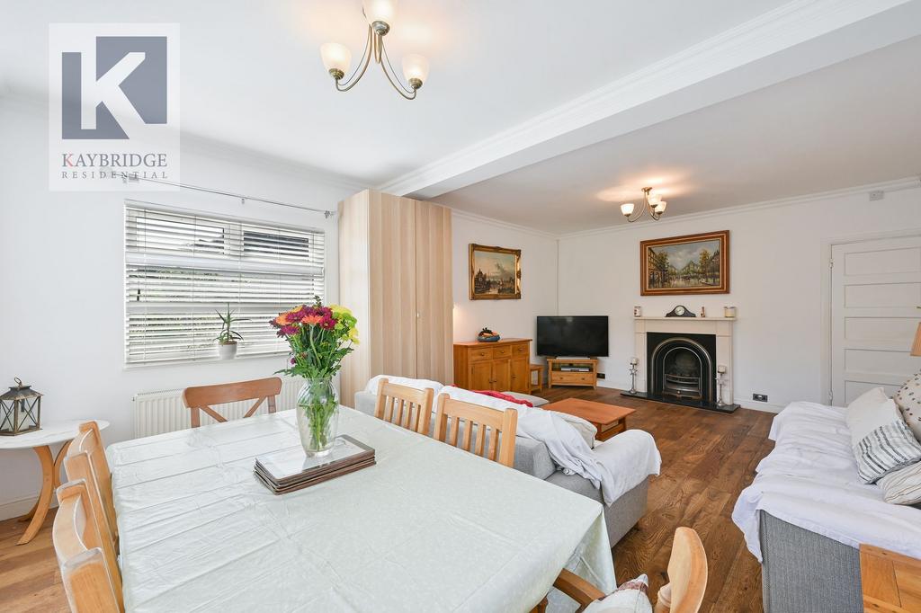 St. Clair Drive, Worcester Park - KT4 8 UE