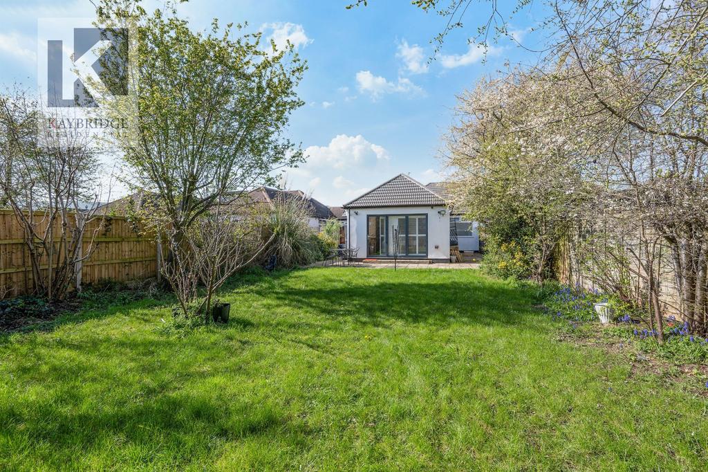 St. Clair Drive, Worcester Park - KT4 8 UE