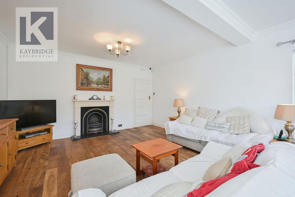 St. Clair Drive, Worcester Park - KT4 8 UE