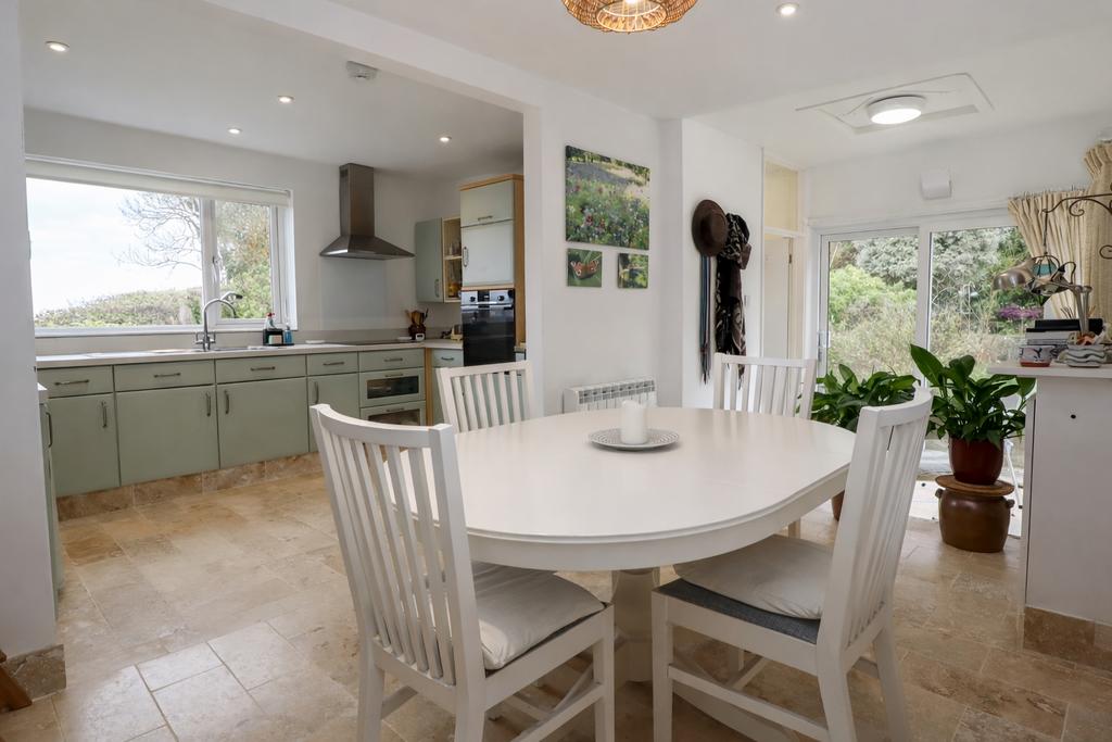Dning room to kitchen