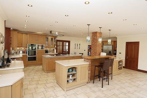 6 bedroom detached house for sale, Pangbourne - Walk to village shops, amenities & train station to London