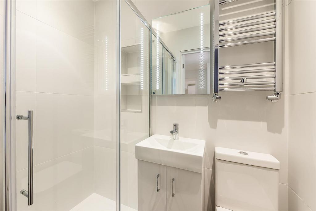 Lettings Brook Green Batoum Gardens  - Bathroom 1.