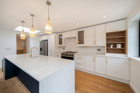 undefined, Main Street, Upper Largo, KY8