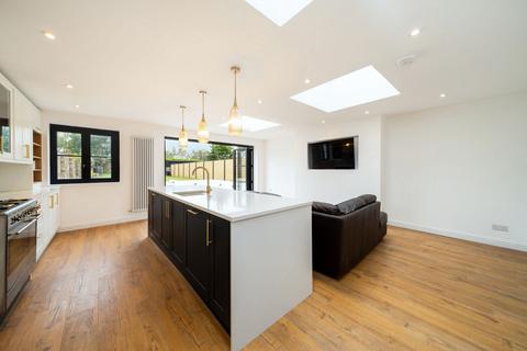 undefined, Main Street, Upper Largo, KY8