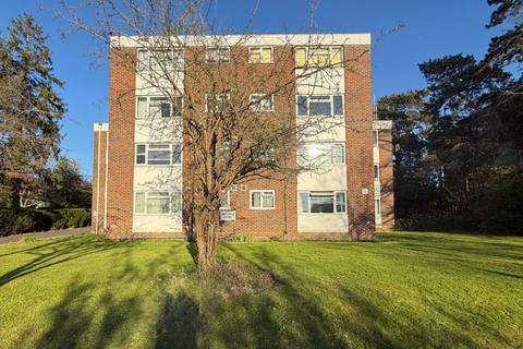 2 bedroom flat for sale, 17 Oakfield Court, 252 Pampisford Road, South Croydon, Surrey, CR2 6DD