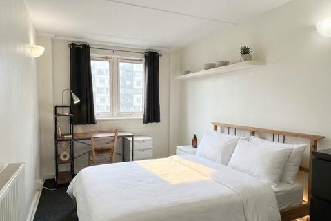 3 bedroom flat to rent, Lucas Court, Strasberg Road, Battersea, SW11