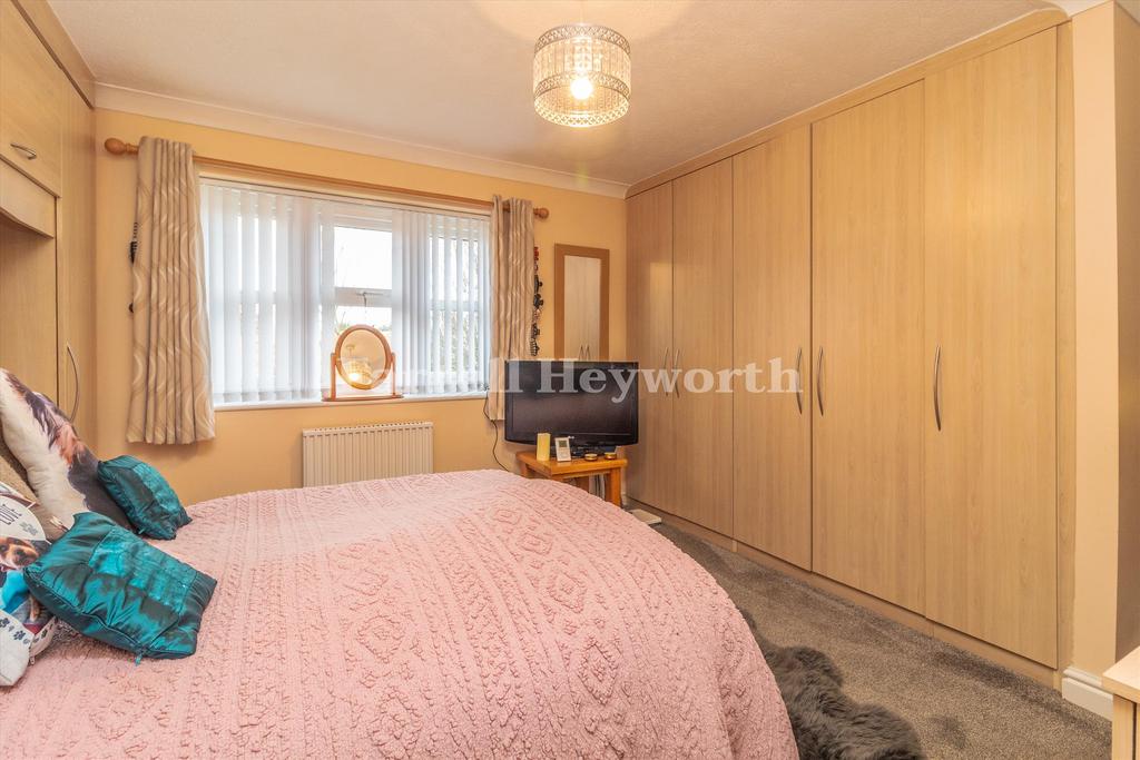 Bedroom 1 image 3