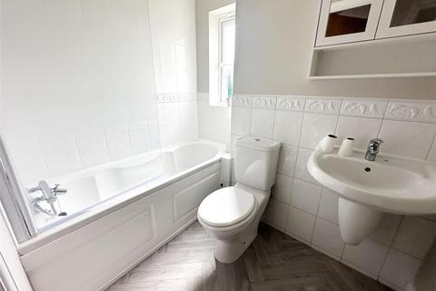 2 bedroom flat to rent, Grenada Close, Eastbourne