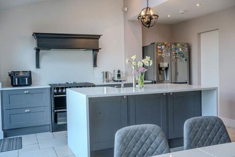 3 bedroom detached house for sale, Tatsfield Avenue, Essex, EN9