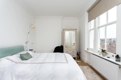 2 bedroom flat to rent, Clapham Common North Side London SW4