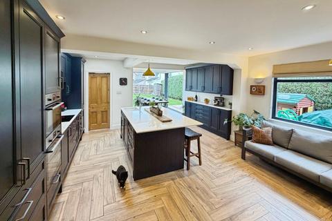 4 bedroom detached house for sale, Station Road, Little Sutton