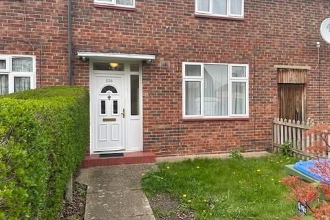 3 bedroom flat to rent, Restons Crescent London SE9